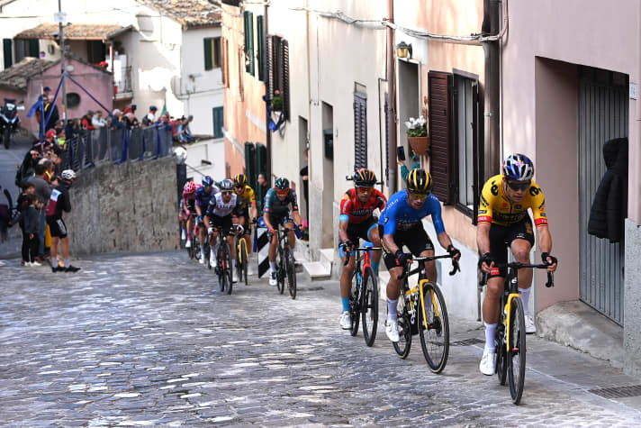 Superstar als Helfer! Wout van Aert leistet wertvolle Dienste für Primoz Roglic, den späteren Sieger von Tirreno-Adriatico - hier auf der 7. Etappe, 11. März 2023.