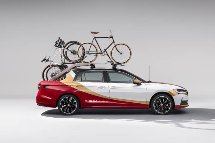 Škoda L&K 130: Auf Basis eines Superb-Kombis entwickelten die Azubis des tschechischen Autobauers dieses Team-Fahrzeug mit einer auf Knopfdruck ausfahrbaren Laderampe für die Ersatzräder des Pelotons.