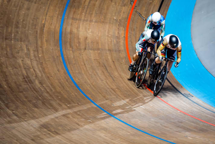 Pauline Grabosch sort les coudes. UCI Track Champions League au vélodrome de Palma de Majorque, 12 novembre 2022