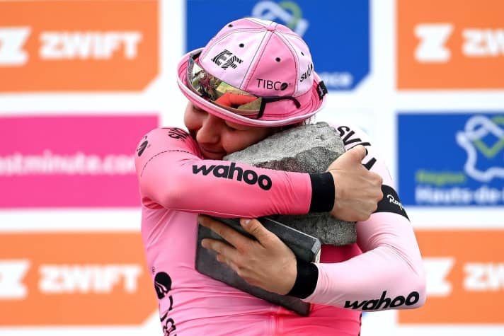 Un pavé peut être aussi douillet que ça. La gagnante de Paris-Roubaix Alison Jackson lors de la cérémonie de remise des prix, 8 avril 2023.