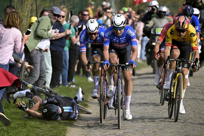 Le coureur surprise John Degenkolb est malencontreusement fait chuter par le duo Van der Poel Philipsen dans le dernier pavé difficile. Paris-Roubaix, 9 avril 2023.