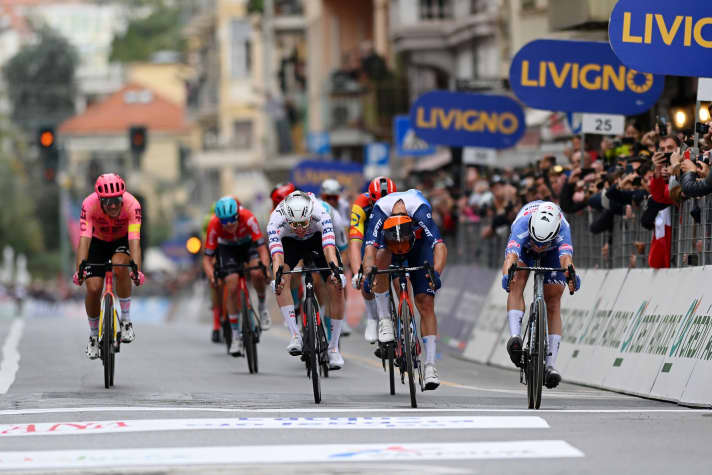 Suspense pur : lors du sprint final de Milan-San Remo après 288 kilomètres, Jasper Philipsen s'est imposé face à Michael Matthews et au favori Tadej Pogacar, 16 mars 2024.