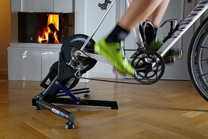   Watt training on the roller: roller or ergometer? TOUR provides detailed information to help you make the right decision.
