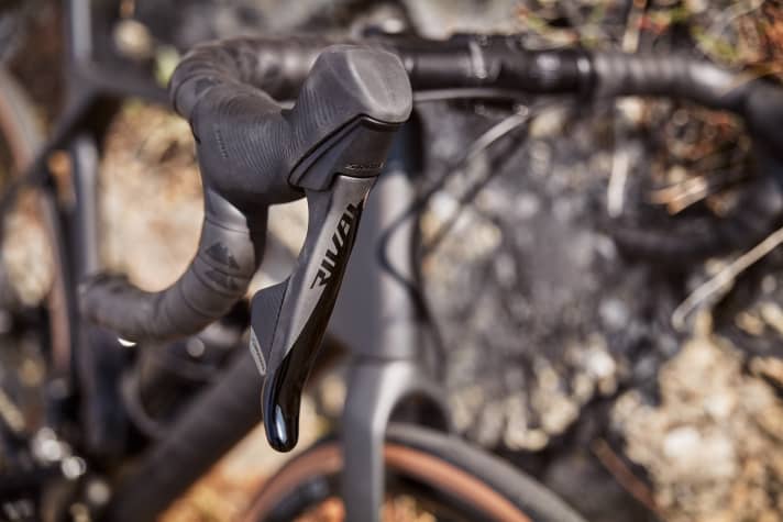 Die beiden Topmodelle Endurace CF 7 eTap und CF 7 Allroad sind mit Funkschaltung von SRAM ausgestattet. Alle anderen Endurace-Rennräder kommen 2022 mit Shimano-Gruppen.