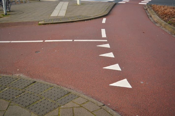 Seit 2020 kann die Vorfahrt auf den neuen Radschnellwegen mit "Haifischzähnen" geregelt werden, wie sie in anderen europäischen Ländern weit verbreitet sind (hier ein Foto aus den Niederlanden). Wenn Sie auf die Zahnspitzen zufahren, müssen Sie dem Querverkehr Vorfahrt gewähren.