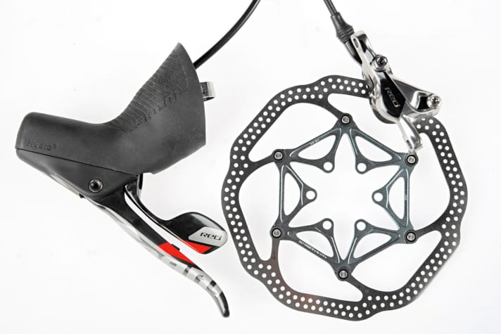 Scheibenbremsen: Wer einmal bei Regen einen Alpenpass gefahren ist, dem leuchten die Argumente pro Disc – mehr und vor allem berechenbarere Bremskraft bei allen Witterungsbedingungen – sofort ein. Ein Problem neben dem höheren Gewicht und der komplizier­teren Wartung ist, dass Scheibenbremsen für Renn­räder von Shimano und SRAM nur für Bremsscheiben bis 160 Millimeter Durchmesser ausgelegt sind. ­Größere Scheiben lassen die Rahmen und Gabeln nicht zu. Für schwere Fahrer sind 160-Millimeter-Scheiben aber zu klein. Die hohen Temperaturen, die bei langen und steilen Abfahrten entstehen, können zum Totalausfall der Bremse führen. Von 140-Millimeter-Scheiben raten wir ab – außer bei sehr leichten Fahrern und Fahrerinnen.