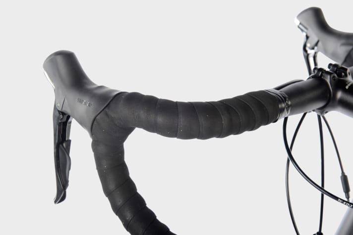   Praktisch: Kleine Lenkerpolster ­liegen gut in der Hand, ein winziges Loch in der Felge informiert über deren ­Verschleißzustand.