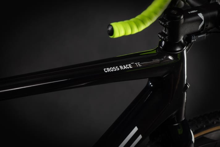   Farbtupfer: Der schwarze Rahmen wird kontrastiert durch neongelbe Elemente an Lenker und Gabelende.