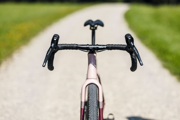 Les leviers Shimano sont fortement coudés vers l'extérieur, ce qui permet de les atteindre plus facilement lors du changement de vitesse et de les faire pivoter vers l'intérieur, même une sacoche de guidon ne gêne pas.