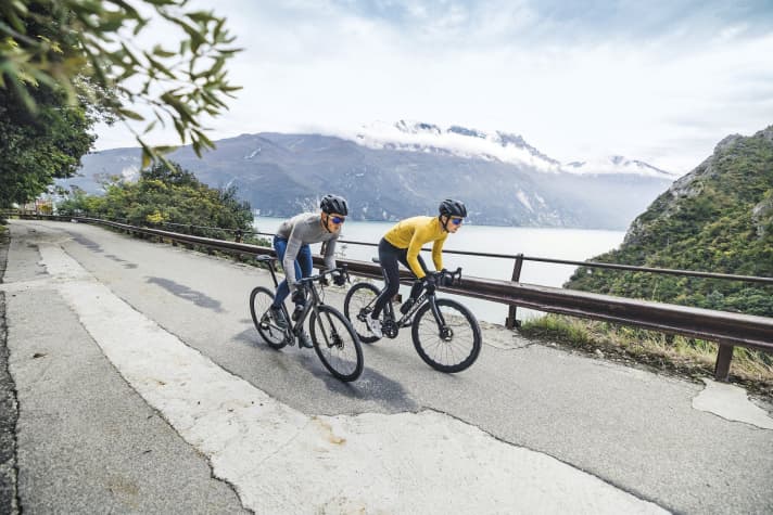 Question de caractère : le S-Works Roubaix (à gauche), huitième génération, reste fidèle à sa réputation de vélo confortable, tandis que le Dogma X séduit par sa touche sportive.