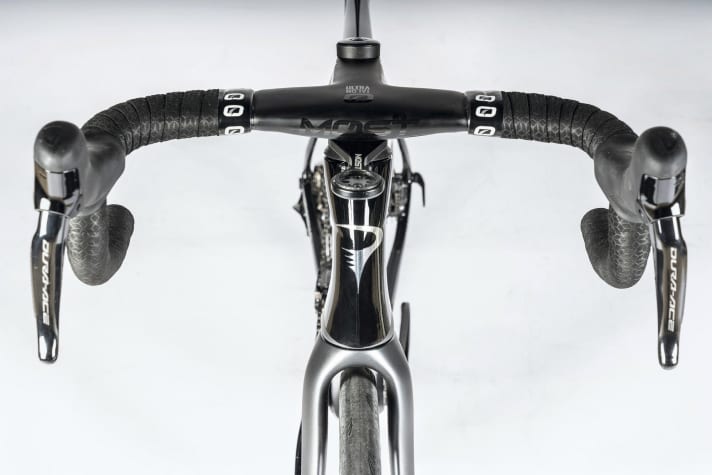L'aéro au lieu du confort : le Pinarello reprend le cockpit aérodynamique du bolide de course Dogma F. Il n'y a que 39 centimètres entre les poignées de frein.