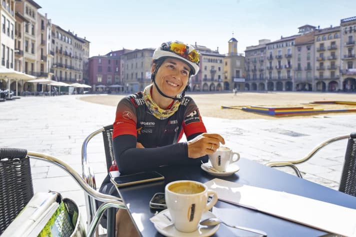 Ortskundig: Die ehemalige Rennfahrerin Anna Ramirez kennt rund um Vic die schönsten Strecken – und Cafés.