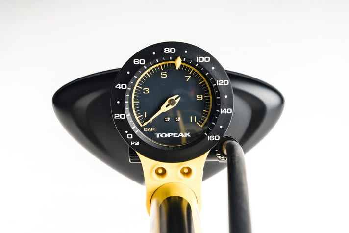 Analog bei Topeak: Das Manometer überzeugt mit klar skaliertem und kontrastreichem Zifferblatt, das halb hoch am Zylinder montiert ist.