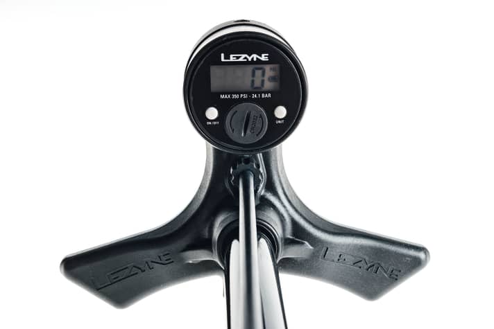 Digital chez Lezyne : Le manomètre numérique de Lezyne est très lisible, il est commutable entre Bar et PSI ; une pile bouton CR-2023 sert de source d'alimentation.