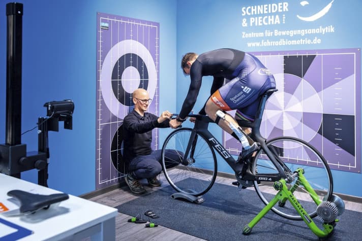 Maß-Nahme: Bei einem Bikefitting können Fehlstellungen beziehungsweise anatomische Besonderheiten erkannt werden.
