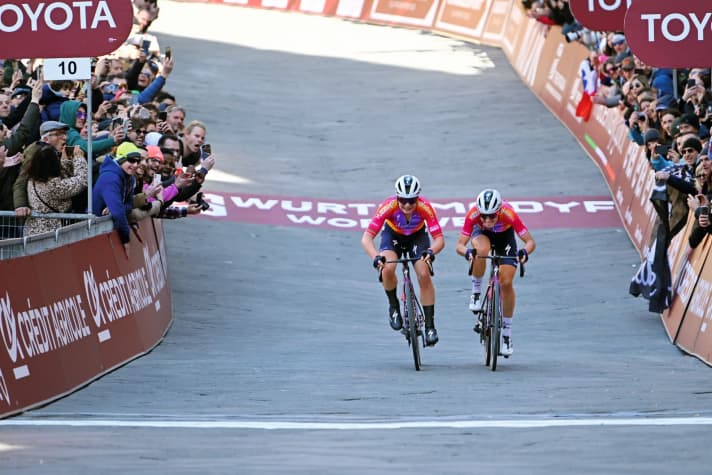 Internal duel: Lotte Kopecky (left) and Demi Vollering have fought for many a victory - like here at Strade Bianche.