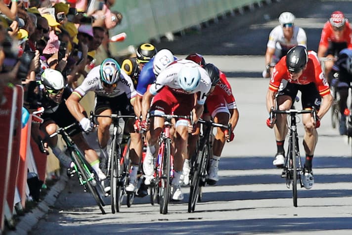 Engpass: Im Sprint der 4. Etappe der Tour 2017 duellieren sich Sagan und Mark Cavendish, der Brite rauscht in die Absperrgitter. Sagan wird disqualifiziert, die Entscheidung aber als Fehlurteil Monate später aufgehoben.