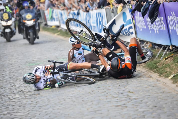 Zu viel gewollt: Bei der Flandern-Rundfahrt 2017 bleibt Sagan am Oude Kwaremont mit dem Lenker in einer Absperrung hängen und reißt die Mitfavoriten Greg Van Avermaet und Oliver Naesen zu Boden.