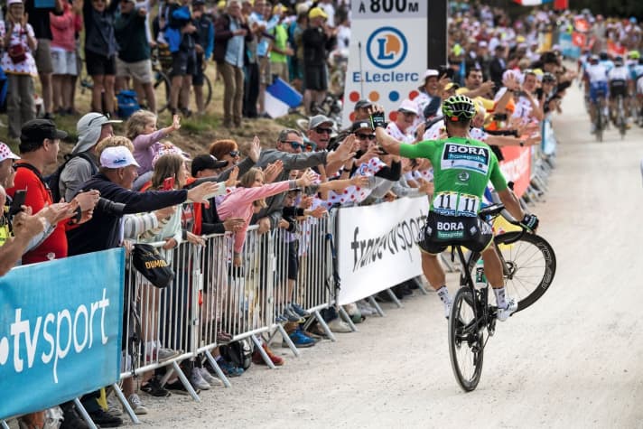 Wheeliekünstler: Auch ohne Siegchance kann man die Zuschauer unterhalten: bei der Tour 2019, am Anstieg zur Planche des Belles Filles, kurz vor dem Ziel.