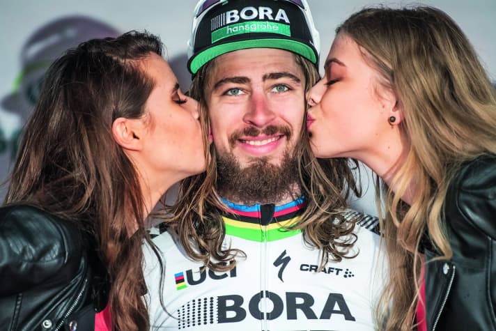 Rockstar: Auf dem Siegerpodest des Frühjahrsklassikers Kuurne-Brüssel-Kuurne 2017 erinnert Sagan ein wenig an Forrest Gump.