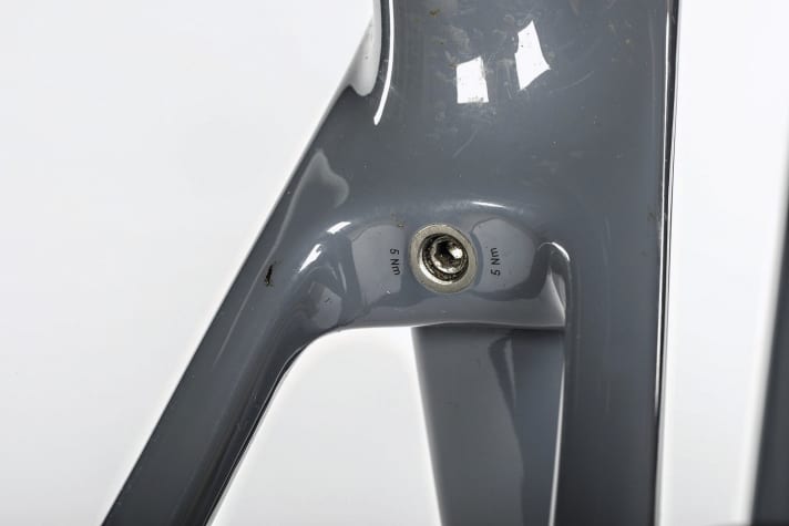 Tiefer geht´s kaum: Die Carbonstütze des Canyon wird zwischen den Sitzstreben geklemmt und federt dadurch exzellent.