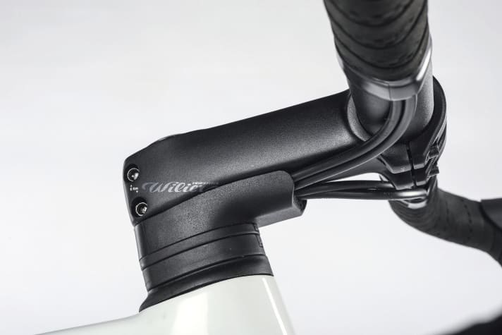 Comme les grands : Grâce à des câbles et des conduites partiellement intégrés, Wilier & Co. ressemblent visuellement aux versions chères avec dérailleur électrique.