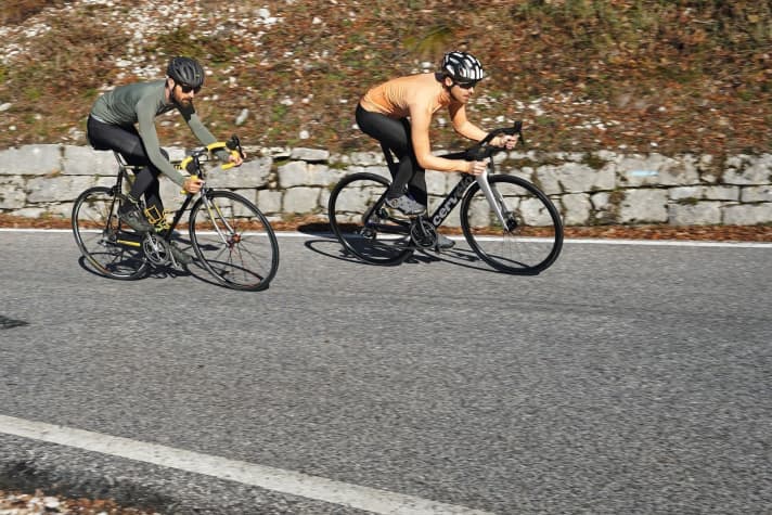 Historie versus Neuzeit: Das Vitus Carbone aus den 80er-Jahren hat gegenüber dem Cervélo S5 in allen Belangen das Nachsehen. Dranbleiben bergab ist kaum möglich. Aber auch zwischen modernen Bikes gibt es signifikante Unterschiede.
