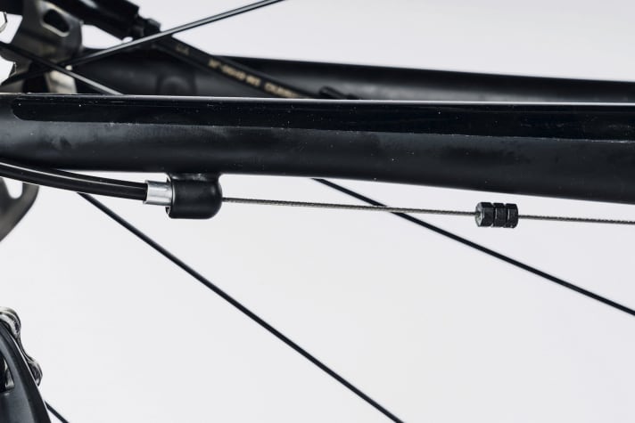 Ohne Zauberei: Einfache, unbeschichtete Züge sichern zumindest im Neuzustand die tadellose Funktion. Je nach Radmodell kann der Wechsel aber fummelig werden.