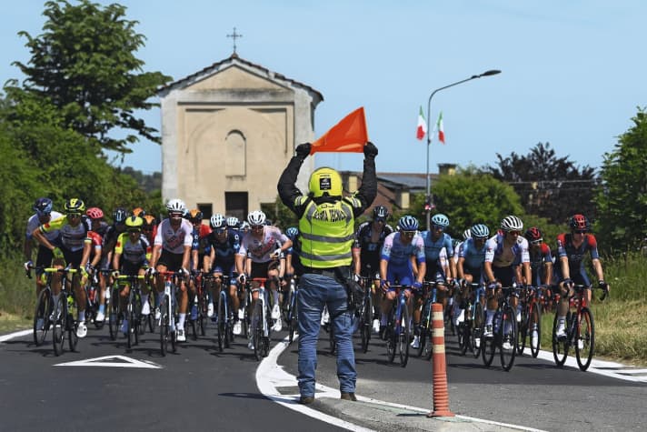 Winker: Members of motorbike squads secure the race track with signal flags. However, they are often only clearly visible from the riders at the very front.