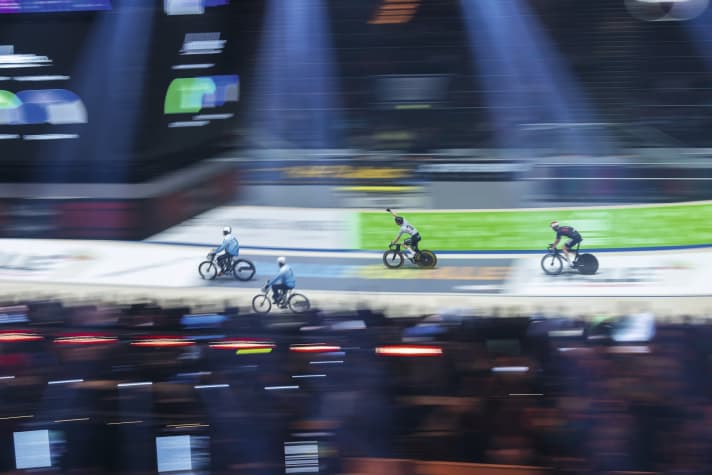 Voll Öko: Die Mopeds beim Derny-Rennen sind heute E-Bikes – was der Begeisterung der Zuschauer für die Disziplin keinen Abbruch tut.