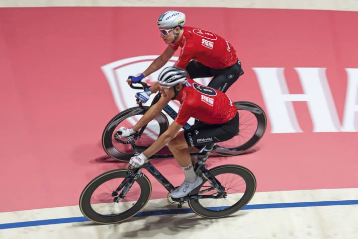 Une équipe au top : le vainqueur de l'année dernière, Nils Politt (en bas), a pris la troisième place cette année avec son partenaire Lindsay De Vylder.