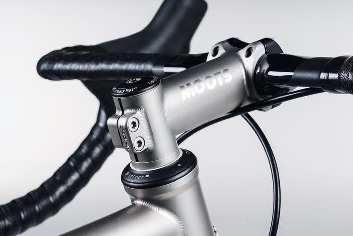 Captivating: The Moots is adorned with a stem that matches the frame, and the weld seams are proof of excellent craftsmanship.