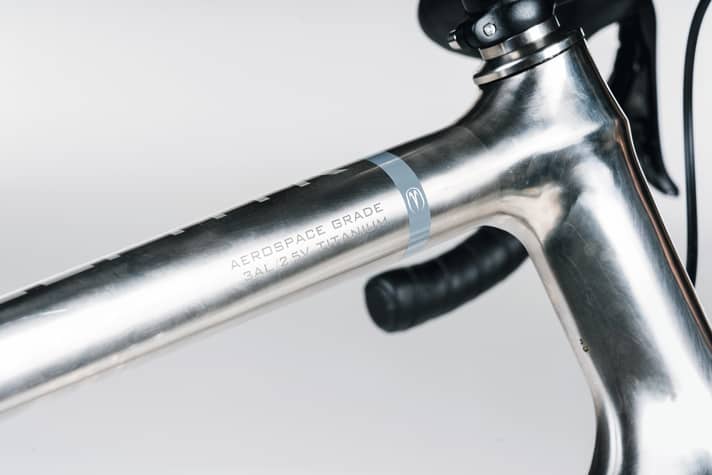 Flowing: The head tube of the Van Nicholas is produced using a casting process, which also allows for exciting shapes in titanium.
