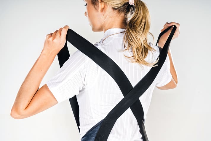 Pull Down : pour que le pantalon à bretelles puisse être tiré vers le bas, celles-ci doivent avoir la force de tension appropriée.
