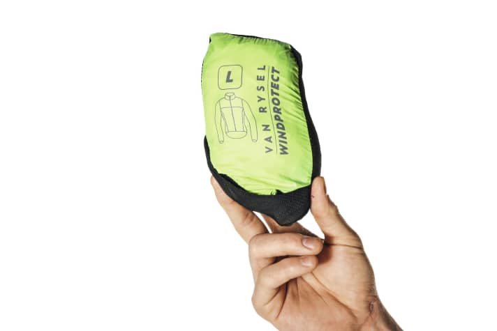 Van Rysel: Die Jacke lässt sich in der integrierten Reißverschlusstasche verstauen.