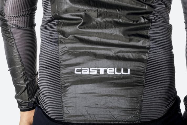 Castelli: Dampfdurchlässiges Material an den Seiten und am Unterarm unterstützt den Klimahaushalt.