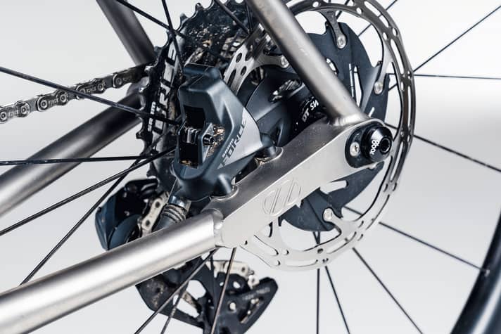 Anpassungsfähig: Ein eingeschweißtes Frästeil nimmt am 8bar Mitte TI Bremssattel und Steckachse auf. Mit dem ovalen Insert lässt sich der Radstand verkürzen.