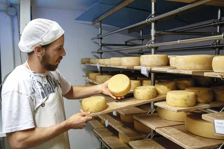 La fromagerie "Chi Prà" dans le Val Badia produit cinq variétés différentes qui sont affinées entre trois semaines et cinq mois.