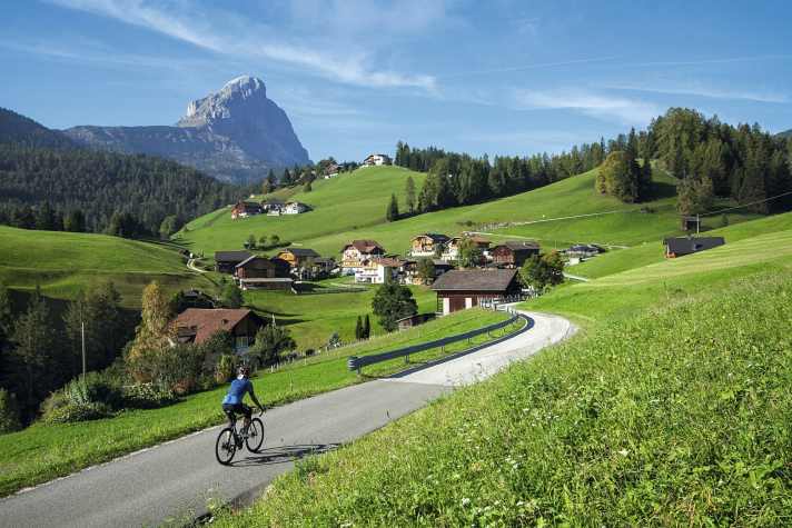 Radreise Dolomiten: Der Peitlerkofel weist Radlern, die aus dem Gadertal kommen, die Anfahrt zum Würzjoch.