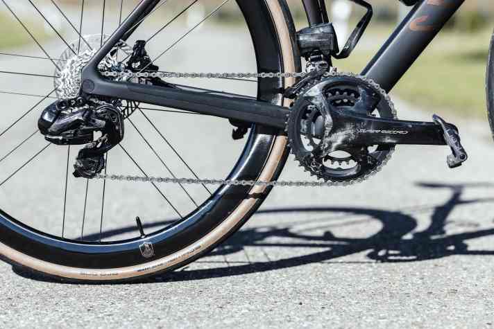 Mehr Bandbreite: Das kleine Blatt fällt kleiner aus als bei vergleichbaren Kombis der Konkurrenz, das bringt feinere Abstufungen und leichte Berggänge.