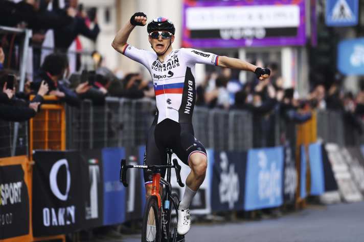 Mailand-San Remo 2022: Matej Mohoric gewinnt den Saisonauftakt nach einer Attacke in der Abfahrt, bei der er den Sattel mittels Teleskopstütze absenkte.