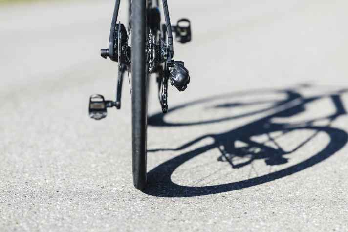 Exposed: The protruding rear derailleur is at risk in the event of an accident or when leaning against it.