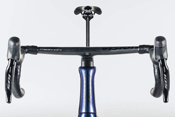 Der brandneue Carbonlenker von Vision unterstützt die gute Aero-Performance, ist mit 580 Euro aber teuer.