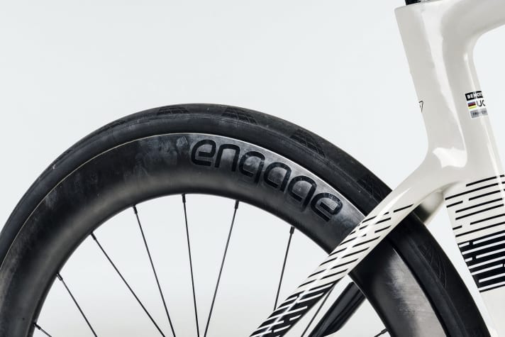 Les roues en carbone d'Engage, une marque propre de Benotti, sont à la fois rapides et légères.