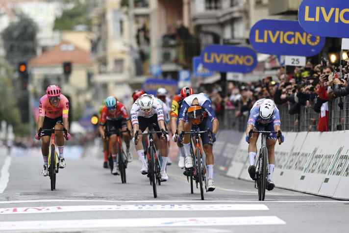 Quintette de sprinters : Alberto Bettiol, Tadej Pogačar, Mads Pedersen (caché), Michael Matthews et le vainqueur Jasper Philipsen (de gauche à droite).