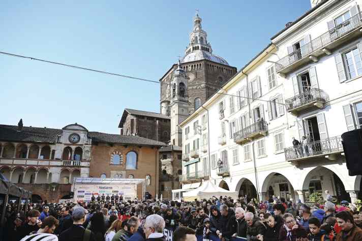 Gut aufgehoben: Nach Problemen in Mailand startete das Rennen in Pavia.