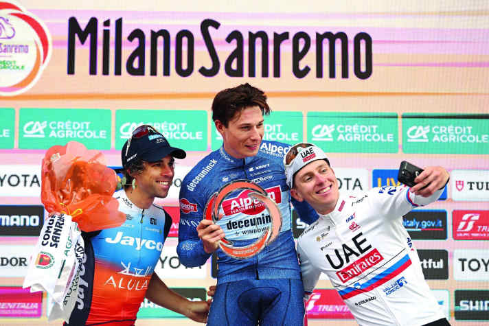 Selfie "Pogi" : le trio gagnant avec Michael Matthews, Jasper Philipsen et Tadej Pogačar (de gauche à droite).