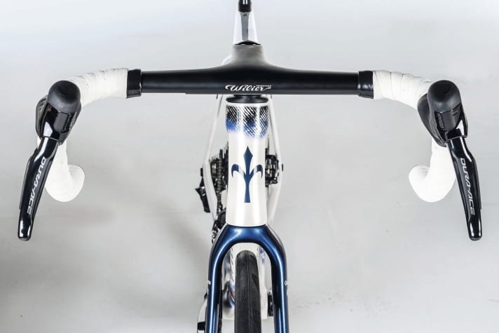 Integriert: An Wilier & Co. sind One-Piece-Cockpits geschraubt. Den Vorteilen bei Gewicht und Aerodynamik steht die komplizierte Montage und Einstellung gegenüber.