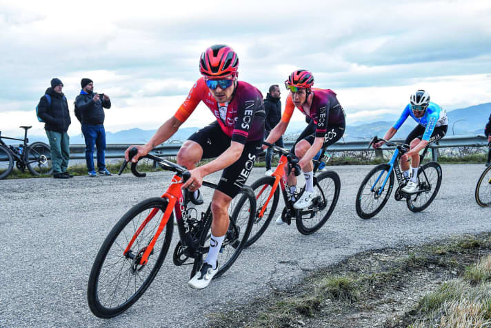 De grands succès : Pinarello compte parmi les marques les plus performantes dans le sport de course ces derniers temps. Tom Pidcock (devant) et ses coéquipiers d'Ineos conduisent le Dogma F.
