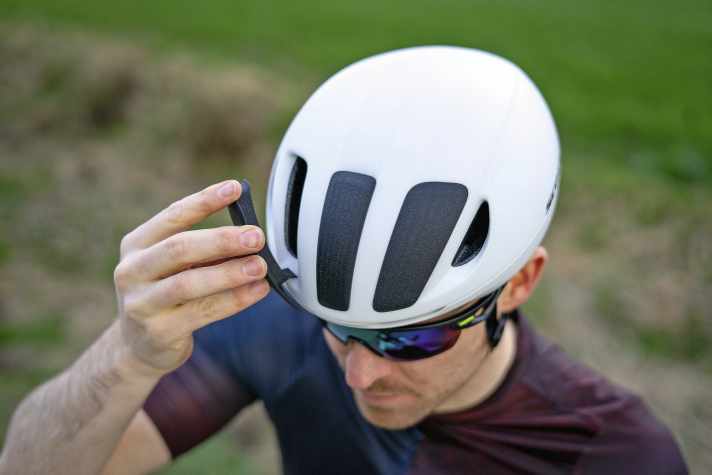 To make the helmet even more streamlined (or to keep insects out), the ventilation openings can be closed with easy-to-insert covers (40 grams).